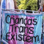 Justiça autoriza bloqueio hormonal para adolescente trans em SC