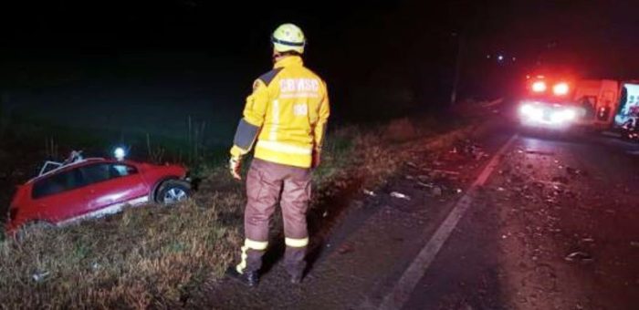 Ônibus invade pista contrária na SC-480 e provoca acidente com morte