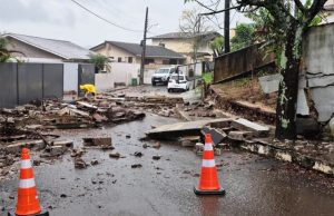 Vídeo: Rio do Tigre transborda e água arrasta carros e interdita ponte em Joaçaba