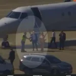 Vídeo mostra Moraes e esposa desembarcando de jatinho de Vorcaro