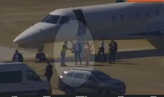 Vídeo mostra Moraes e esposa desembarcando de jatinho de Vorcaro
