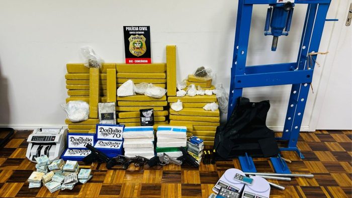 Polícia encontra 105 kg de drogas, armas e R$ 270 mil em apartamento em SC