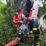 Caminhão com ração cai em ribanceira e deixa motorista ferido em SC