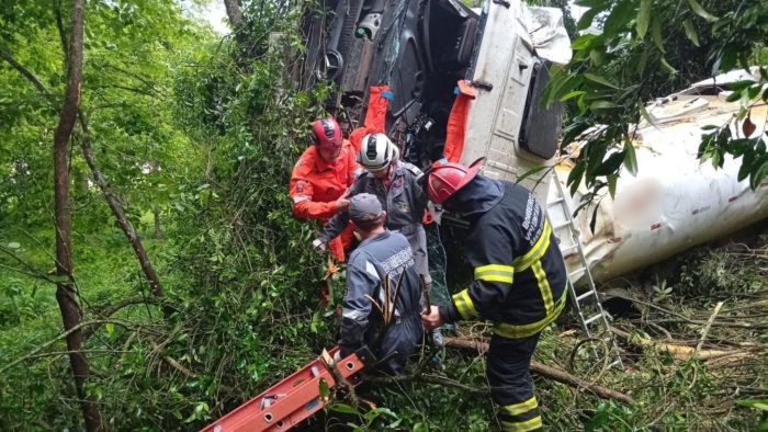 Caminhão com ração cai em ribanceira e deixa motorista ferido em SC
