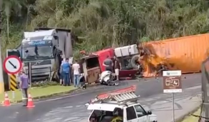 Acidente entre duas carretas interdita SC-108, em Blumenau