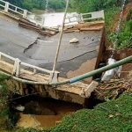 Ponte desaba e carro cai durante travessia na Grande Florianópolis