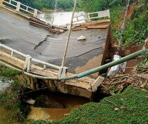 Ponte desaba e carro cai durante travessia na Grande Florianópolis