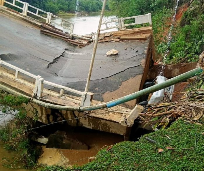 Ponte desaba e carro cai durante travessia na Grande Florianópolis