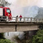 Carro sai da pista, cai em ponte e é destruído pelo fogo na BR-470