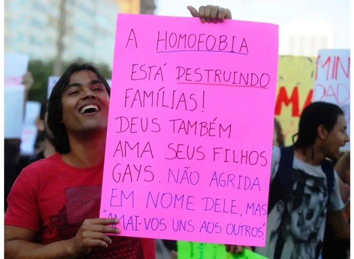 Justiça condena pais a indenizar filho em R$ 100 mil por homofobia em SC