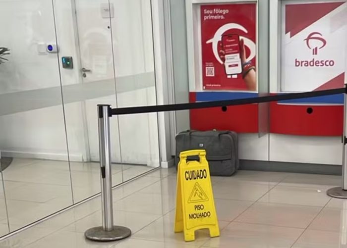 Mala misteriosa deixada em banco mobiliza operação em SC