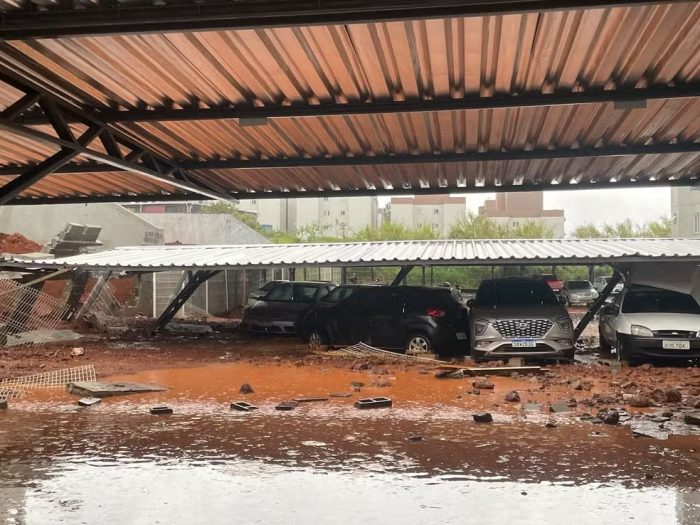 Chuva derruba muros e arrasta carros em Chapecó