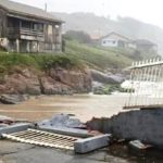 Vídeo: mar invade a orla de surpresa e causa estragos no Sul de SC