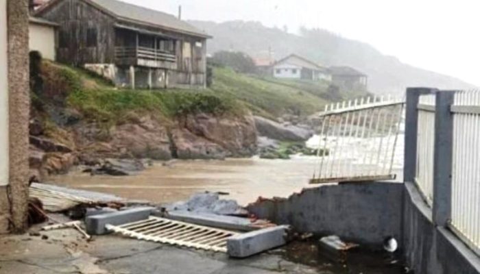 Vídeo: mar invade a orla de surpresa e causa estragos no Sul de SC
