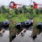 Carro sai da pista e vai parar em telhado de casa às margens de rodovia em SC
