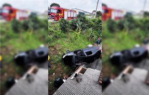 Carro sai da pista e vai parar em telhado de casa às margens de rodovia em SC
