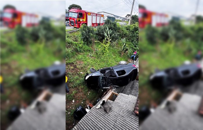 Carro sai da pista e vai parar em telhado de casa às margens de rodovia em SC