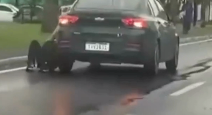 Vídeo: Homem se agarra a carro e é arrastado em Criciúma