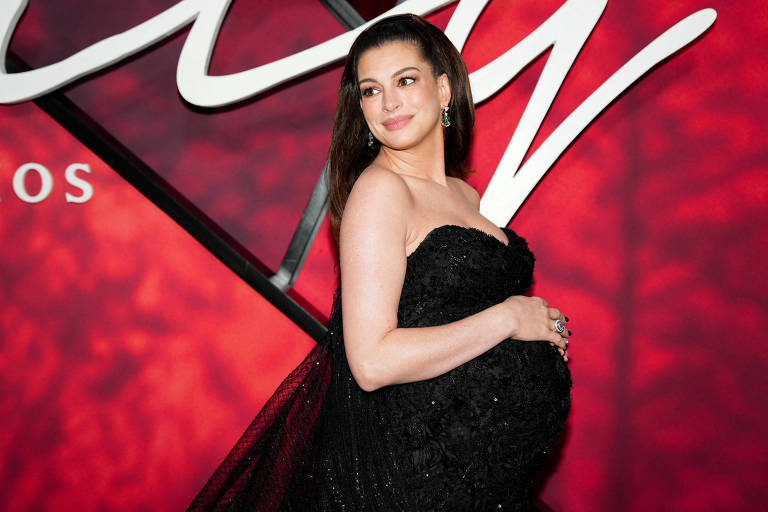 O desempenho coloca Hathaway como a provável primeira mulher a comandar três…