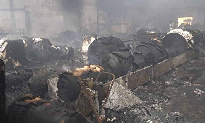 Incêndio de grandes proporções atinge empresa de materiais hospitalares