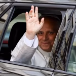 Papa Leão XIV recebe alta após cirurgia no pulmão