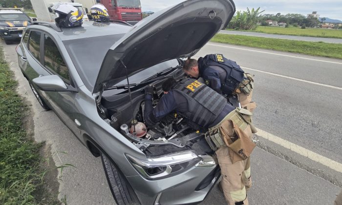 Motorista é preso na BR-470 com veículo roubado