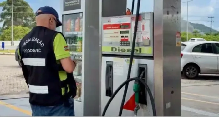 Gasolina chega a R$ 7,34 e Procon mira postos em várias cidades de SC