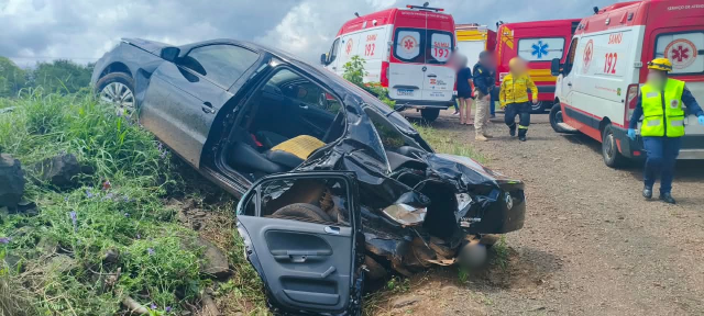 Colisão entre caminhão e carro deixa motorista ferido na BR-282