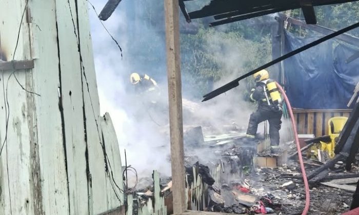 Fogo destrói residência de madeira na Grande Florianópolis