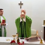 Vaticano divulga fotos do papa após cirurgia no pulmão