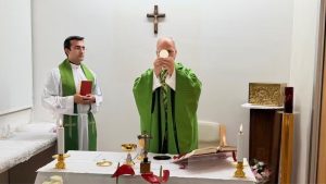 Vaticano divulga fotos do papa após cirurgia no pulmão