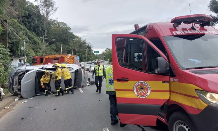 Colisão entre veículos deixa quatro feridos no Vale do Itajaí