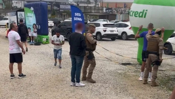 Atleta é detido após ex-companheira acionar botão do pânico em Brusque