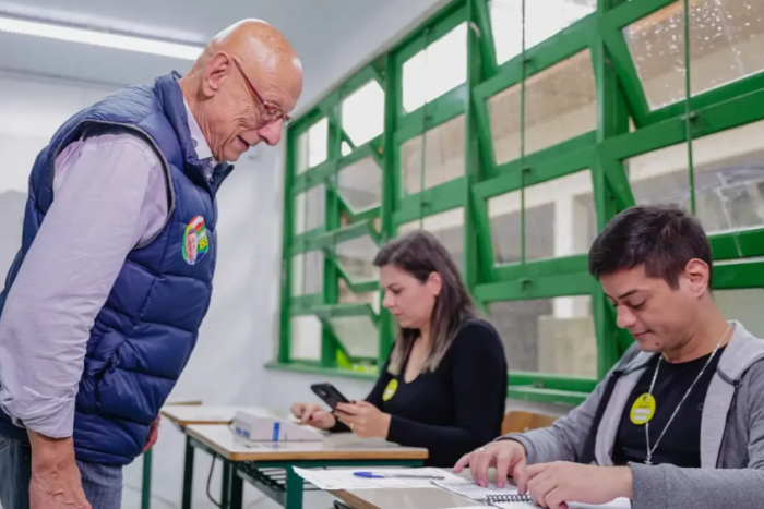 Esperidião Amin vota em Florianópolis neste domingo