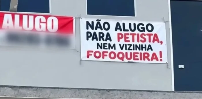 Faixa em imóvel proíbe petistas e fofoqueiras e divide opiniões