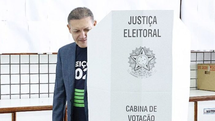 Presidente do TSE vota em Brasília e acompanha emissão da zerésima