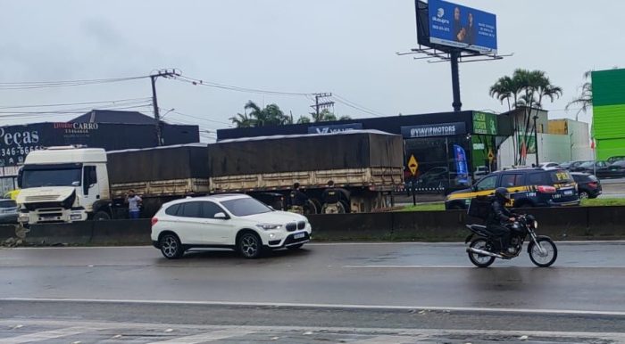 Carreta em L trava trânsito na BR-101 em São José