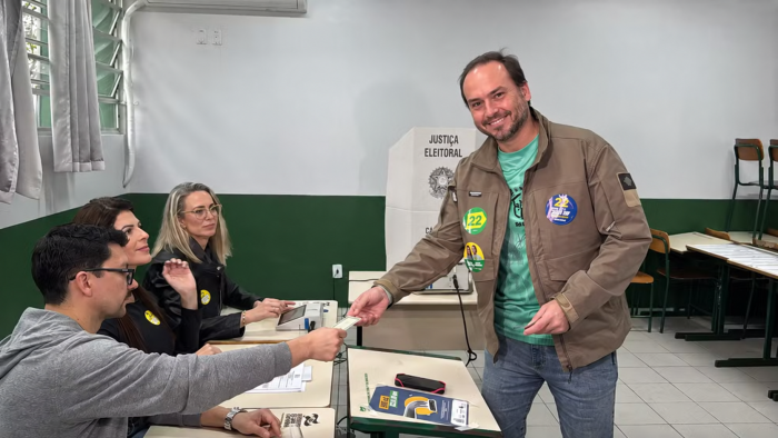 Carlos Bolsonaro vota em São José neste domingo