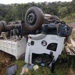 Passageiro morre e condutor fica ferido em acidente com caminhão