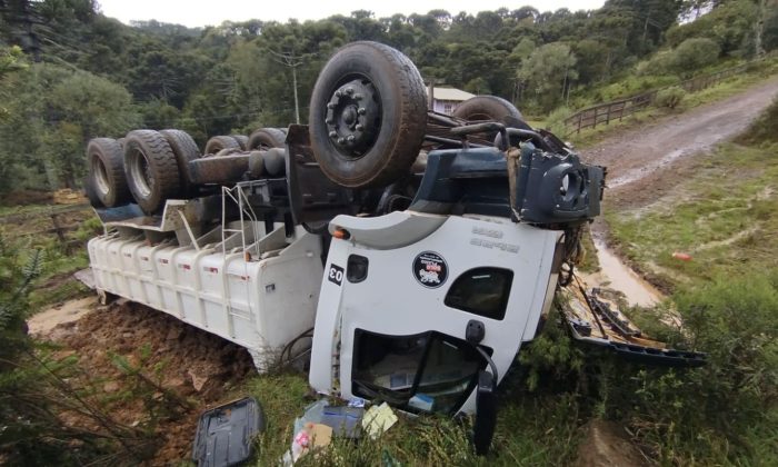 Passageiro morre e condutor fica ferido em acidente com caminhão