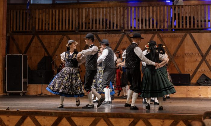Festival de danças germânicas define campeões na Oktoberfest Blumenau