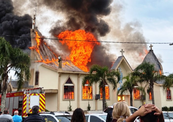 Vídeo: incêndio de grandes proporções atinge Paróquia do Sul de SC