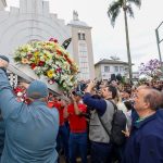Jorginho Mello participa de romaria que reúne milhares de fiéis em SC
