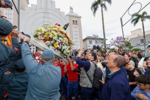 Jorginho Mello participa de romaria que reúne milhares de fiéis em SC