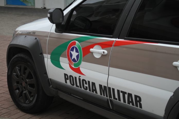 Populares agridem suspeito de estupro antes de prisão