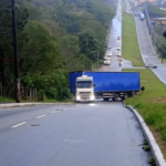 Carreta trava subida e bloqueia Avenida das Torres em São José