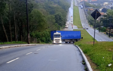 Carreta trava subida e bloqueia Avenida das Torres em São José