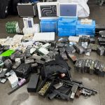 Ônibus de turismo escondia armas, drogas e mercadorias em SC