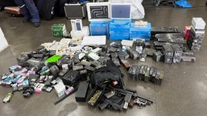 Ônibus de turismo escondia armas, drogas e mercadorias em SC