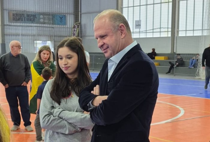 Gelson Merísio vota em Florianópolis ao lado da filha
